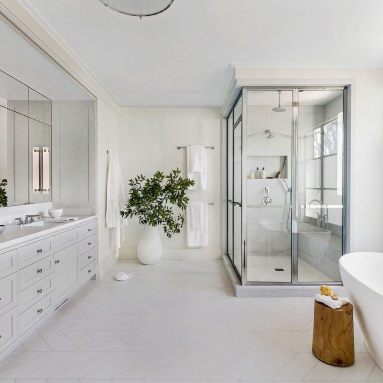 13 Ideas para un Baño Blanco que Irradia Elegancia y Luz