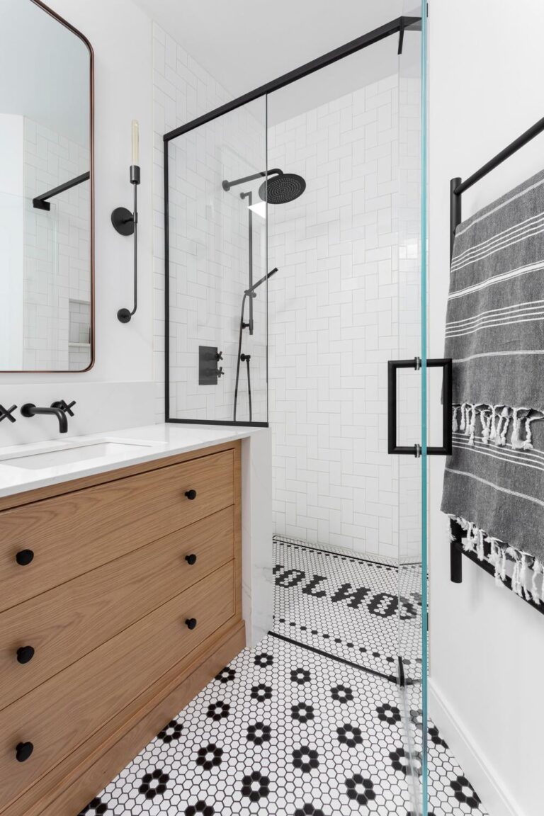 17 Baños con Suelo de Baldosas en Blanco y Negro que Te Encantarán