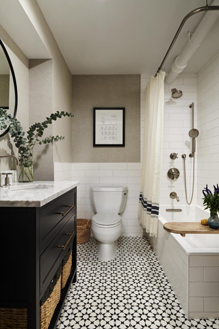 20 Suelos de Baño en Blanco y Negro que Darán Vida a tu Espacio