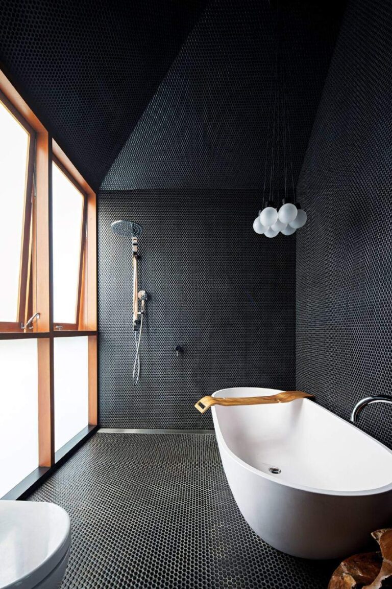 19 Ideas Brillantes para Transformar tu Baño con Azulejos Negros