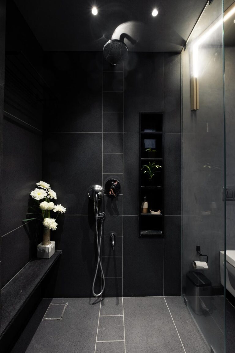 22 Baños con Ducha Negra que Irradian Estilo y Elegancia Modernos