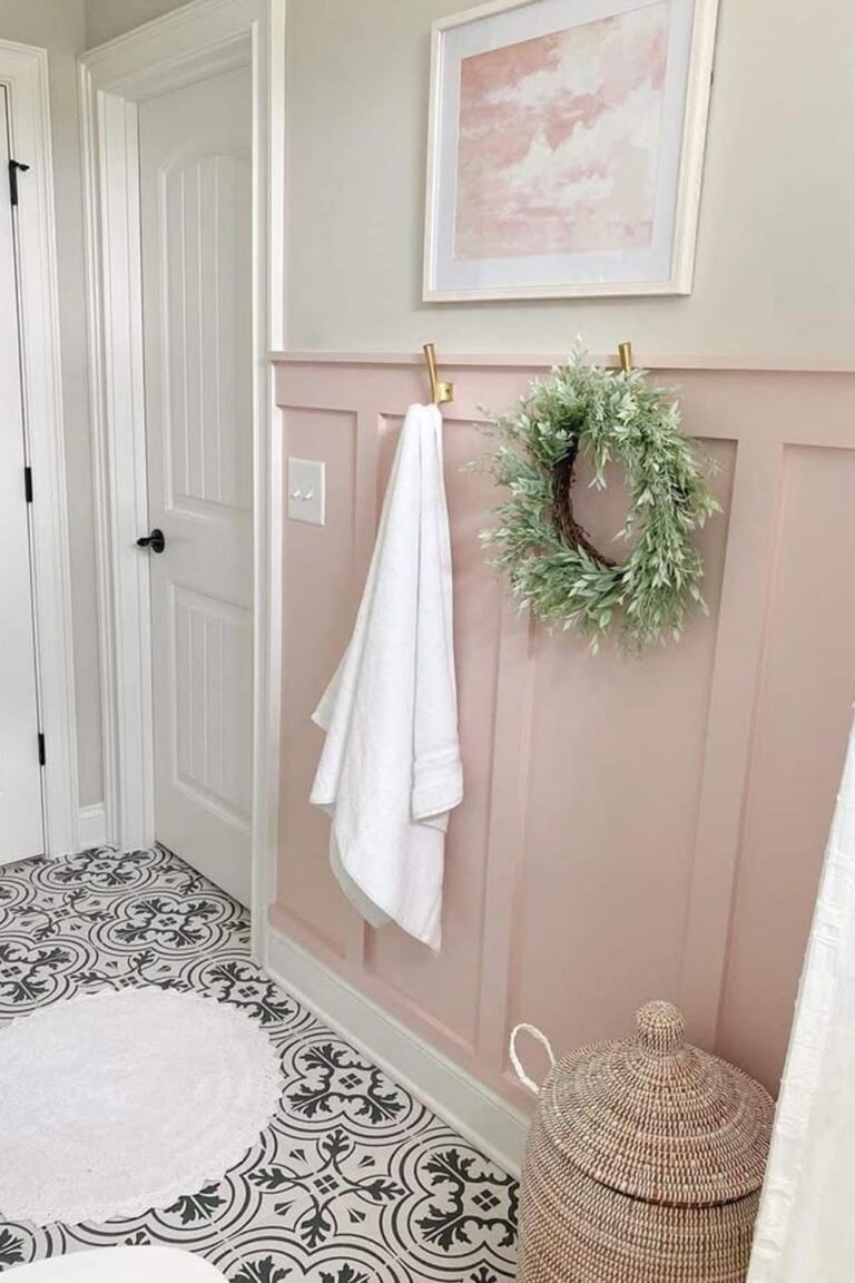 20 Baños con Panelado Vertical: Dale un Toque Chic al Estilo Board and Batten
