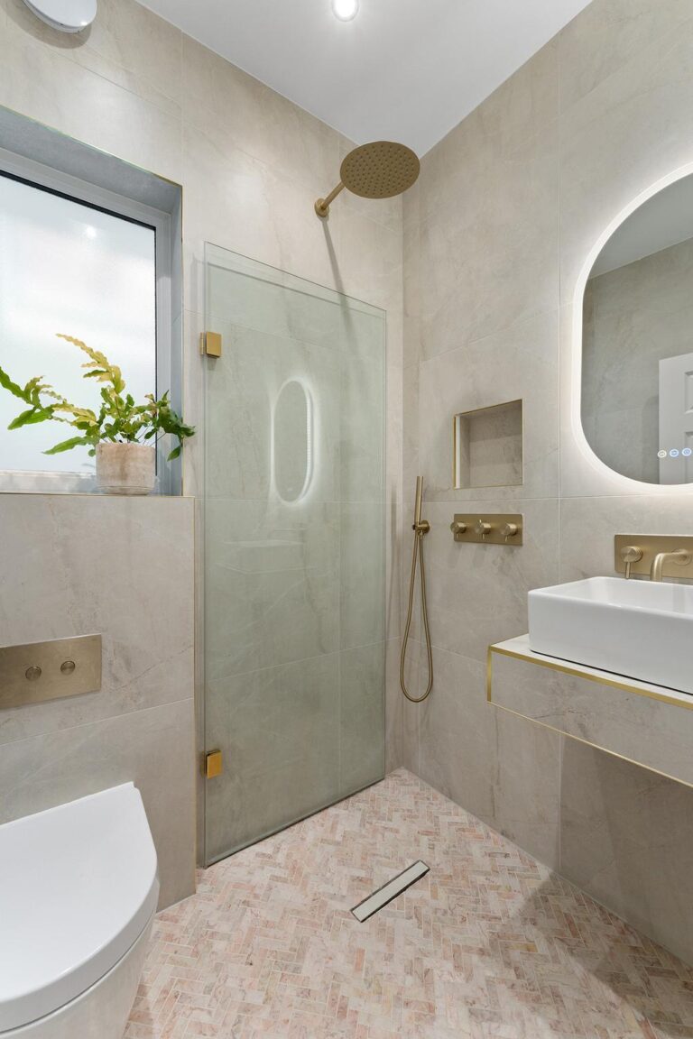 22 Baños en Tonos Crema: Calidez y Estilo para tu Espacio de Relax