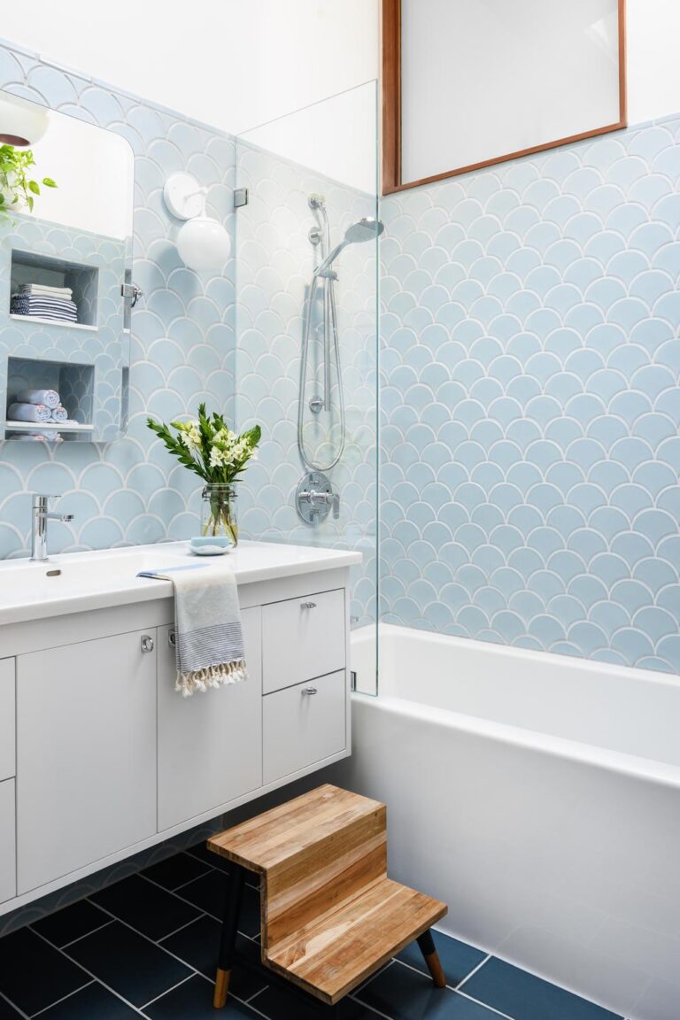 20 Azulejos en Forma de Escamas de Pez que Revitalizarán Tu Baño