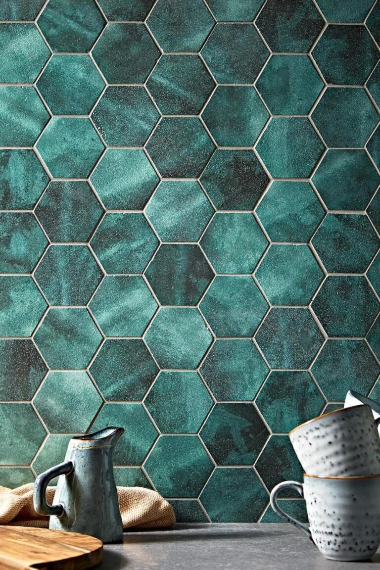 26 Formas Brillantes de Usar Azulejos Hexagonales Verdes en tu Baño