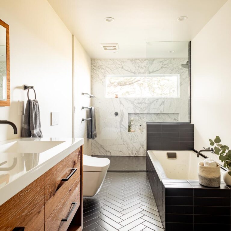 14 Formas Sorprendentes de Usar Azulejos de Espiga Negra en tu Baño