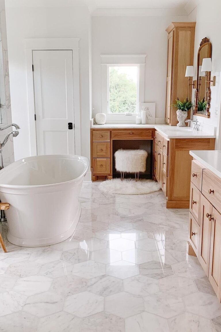 19 Formas Creativas de Usar Baldosas Hexagonales en el Suelo del Baño