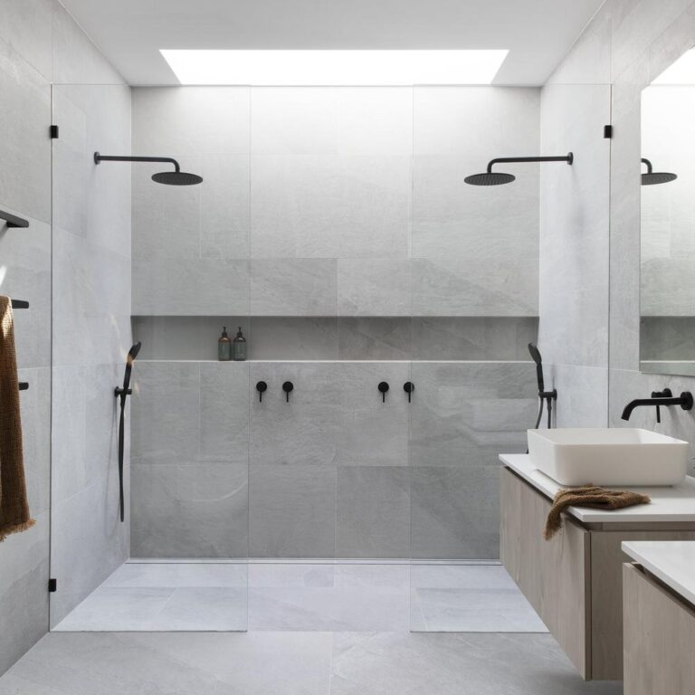 14 Baños con Azulejos Grandes que Combinan Estilo y Funcionalidad