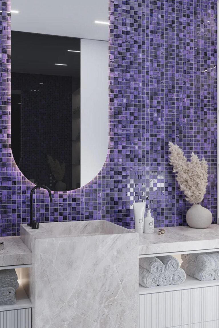 16 Baños con Azulejos Morados que Aportarán Estilo y Calidez