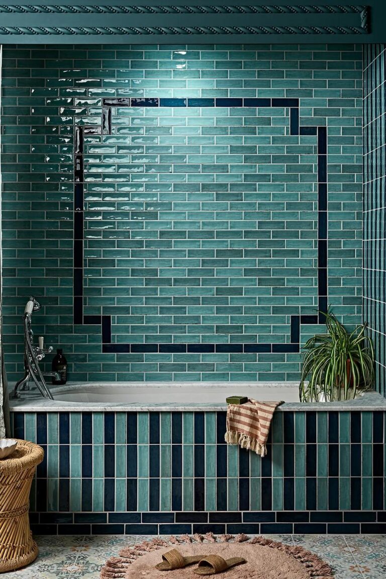 21 Azulejos a Rayas que Harán de Tu Baño un Espacio Irrepetible