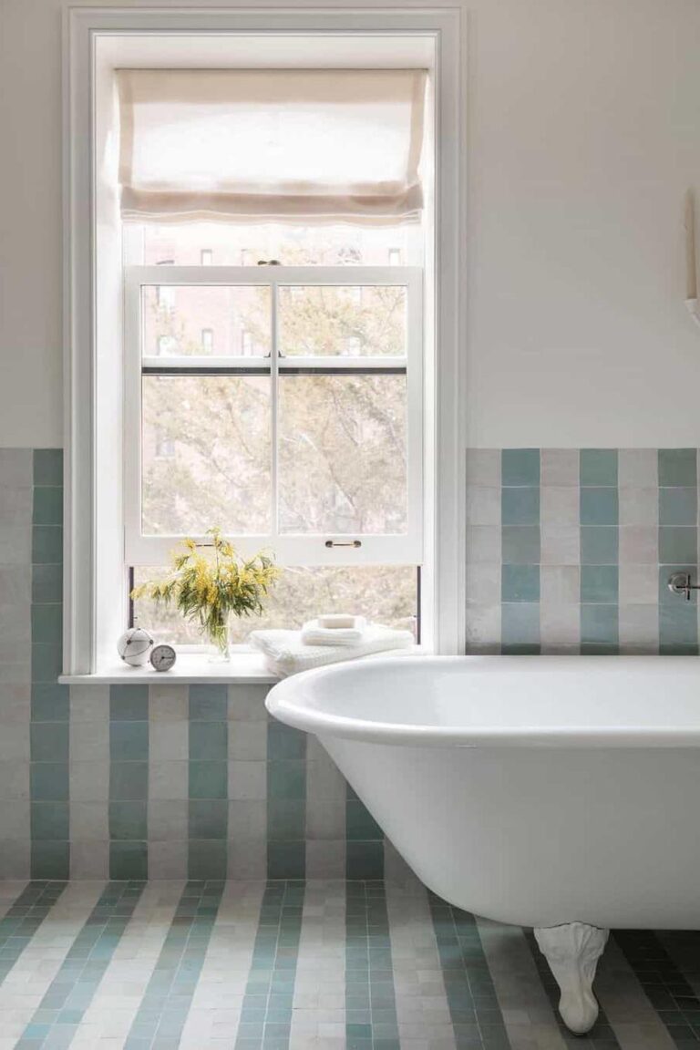 22 Baños con Azulejos Rayados que Te Harán Soñar en Tu Hogar