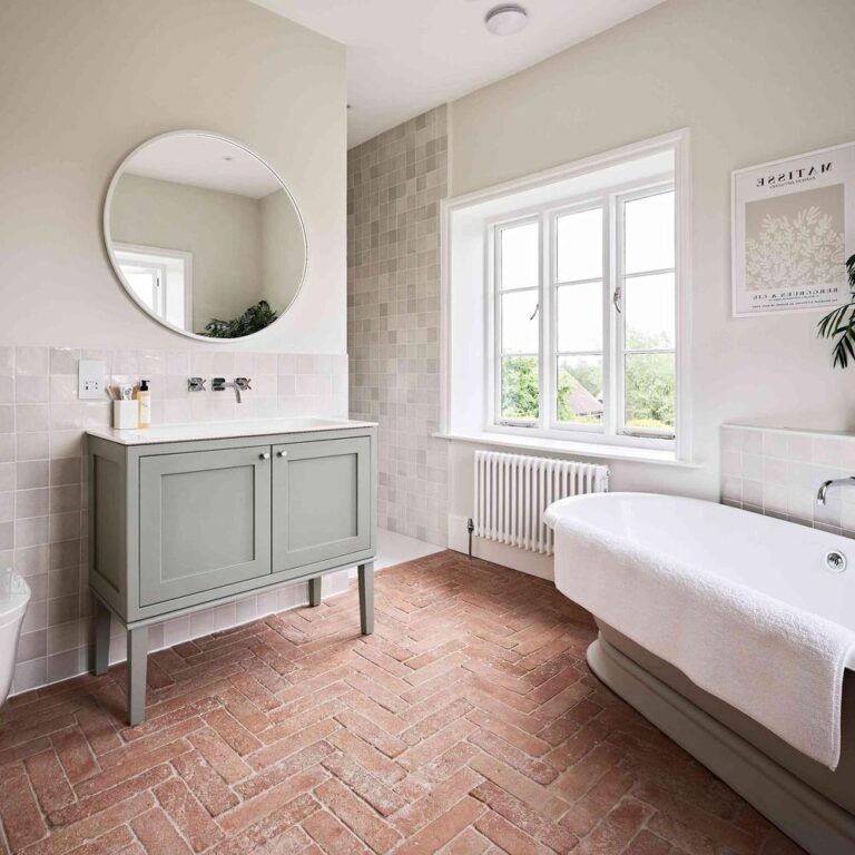 19 Ideas Creativas para Transformar Tu Baño con Suelos de Terracota