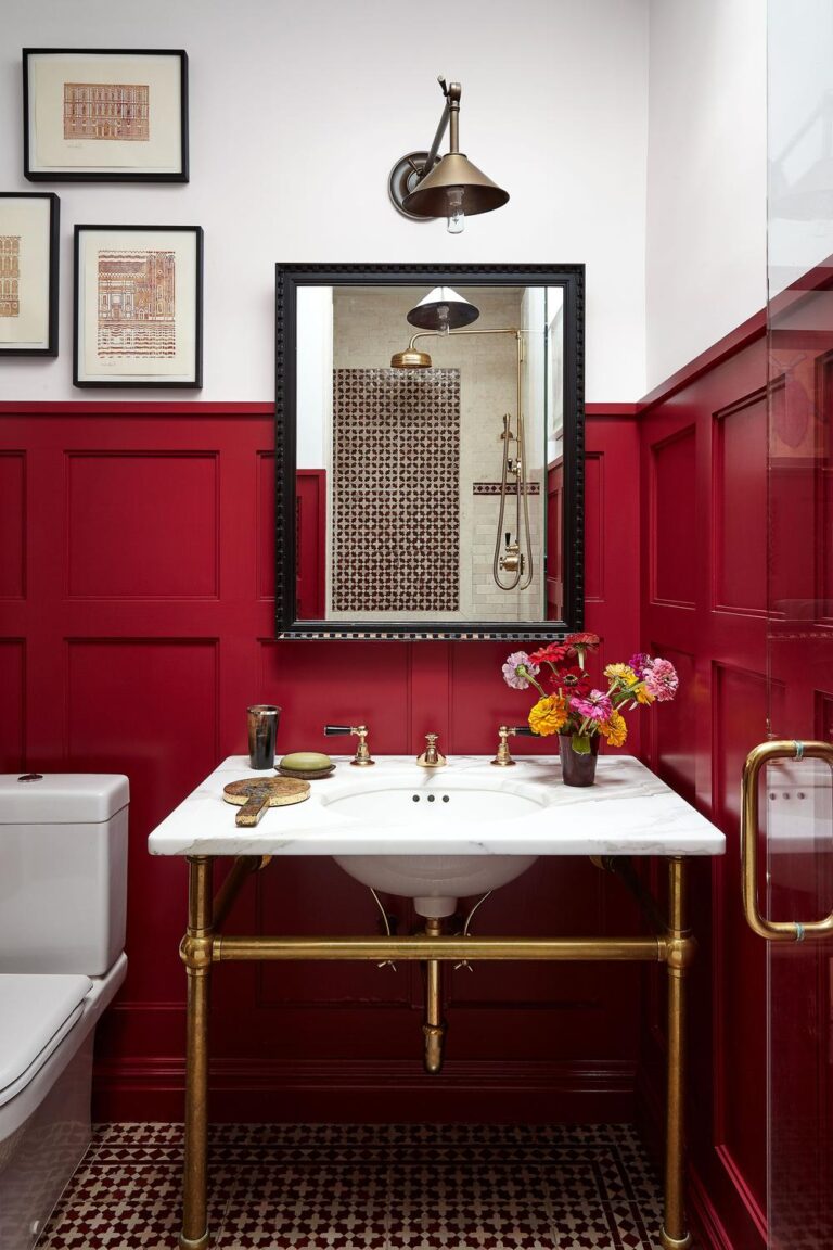 20 Baños Rojos que Irán Más Allá de lo Vibrante en tu Hogar