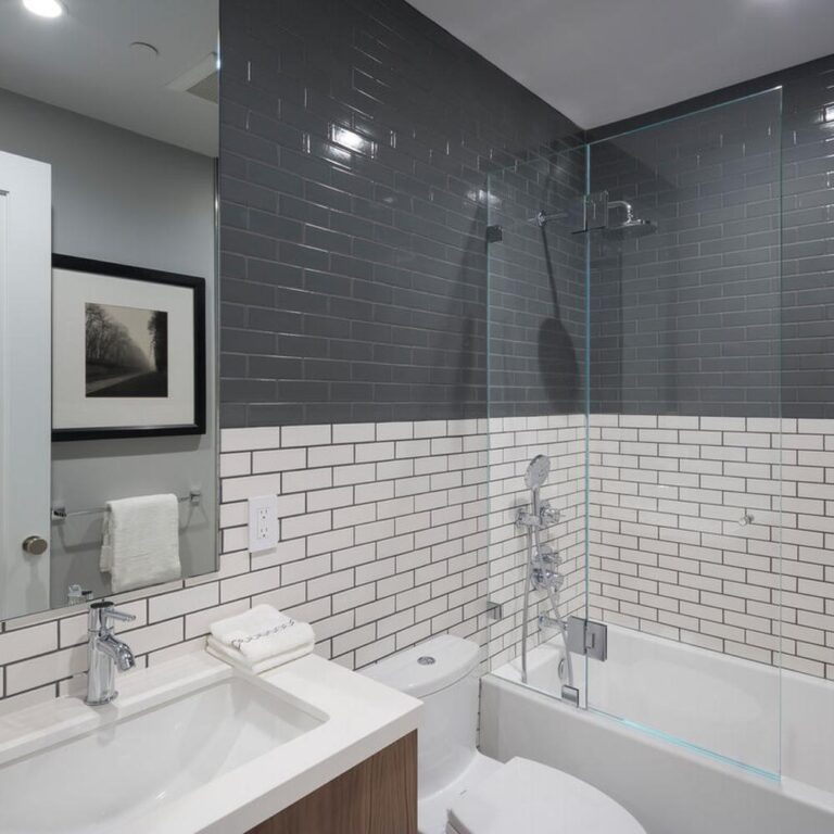 15 Baños con Azulejos Blancos y Juntas Negras que Te Robarán el Aliento