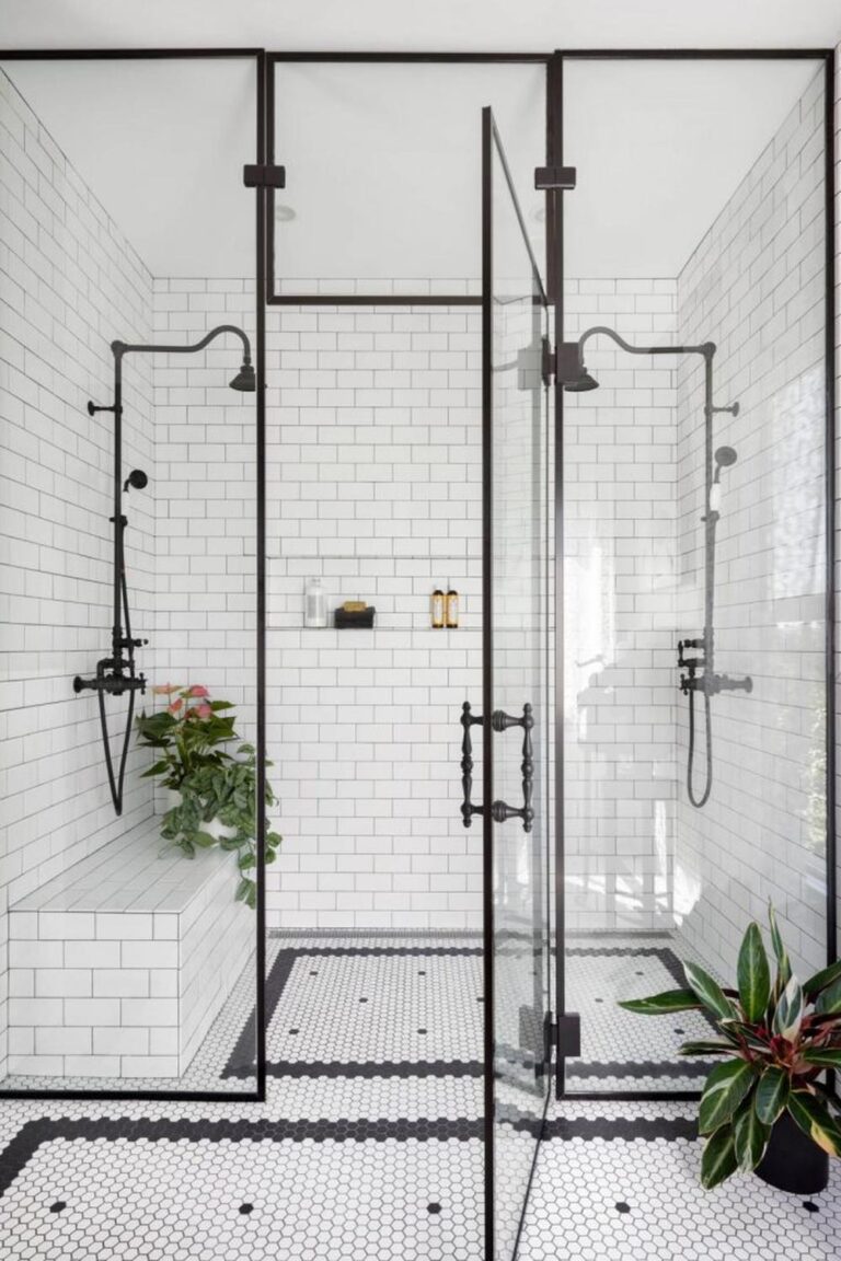 13 Baños con Azulejos Blancos y Grout Oscuro: ¡Estilo y Calidez Asegurados!