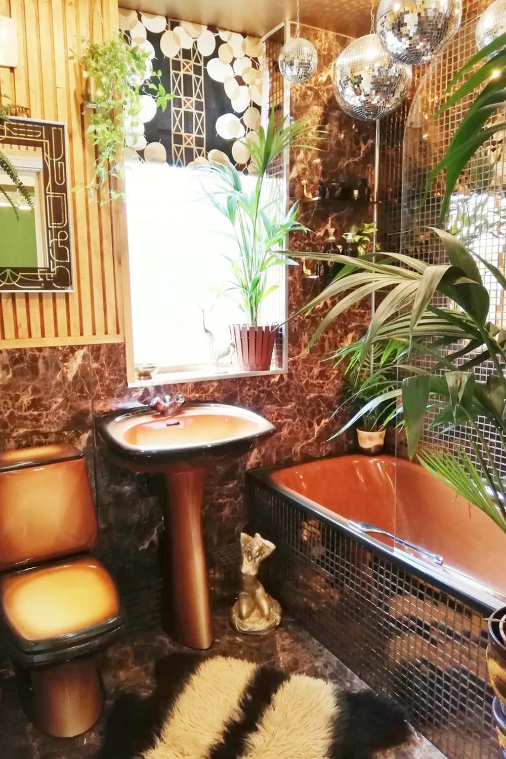 Baño clásico en tonos marrones con detalles elegantes