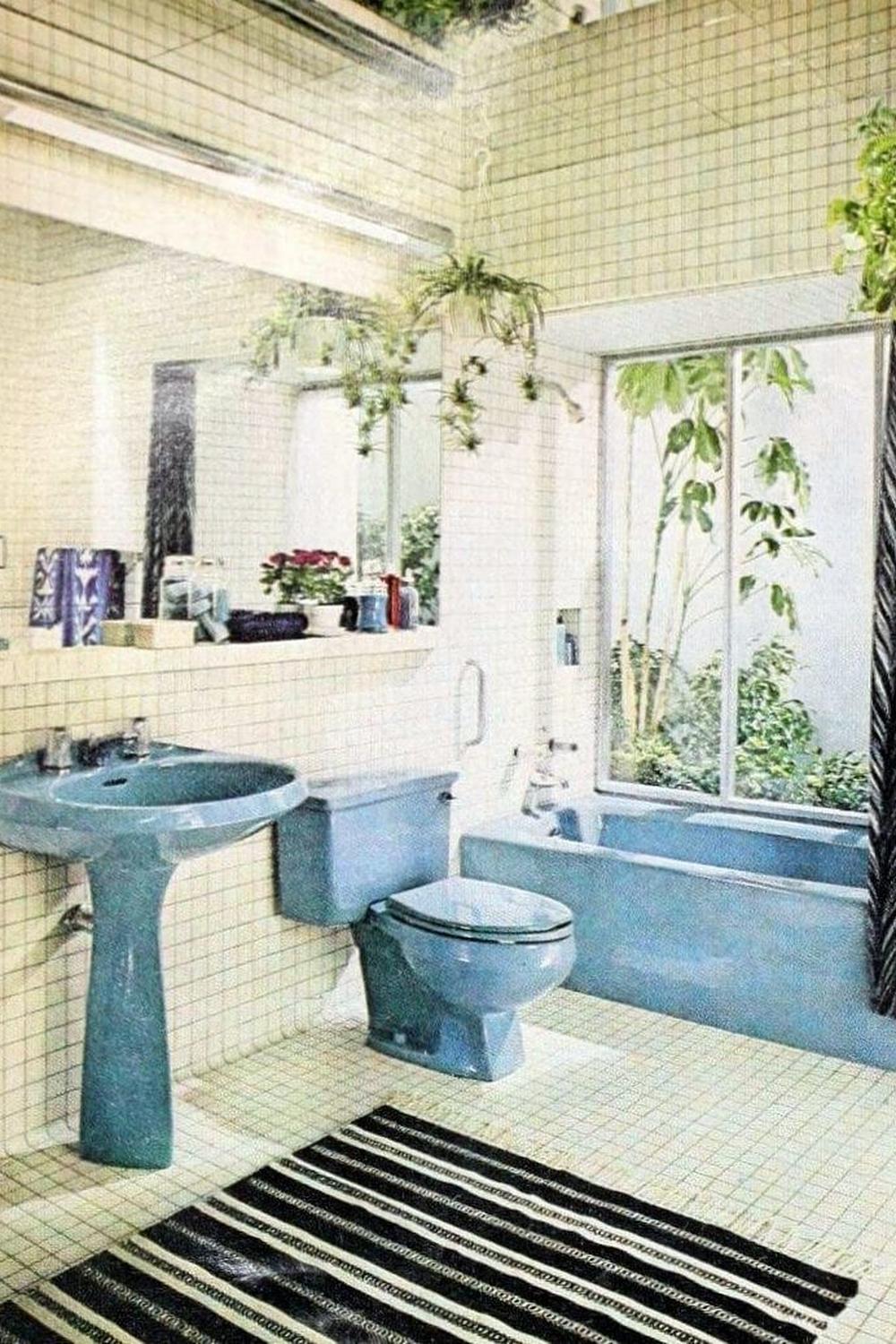 Un baño sosegado en azul con toques contemporáneos