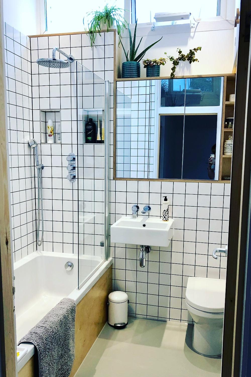 Baño minimalista con toque retro en azulejos bicolor