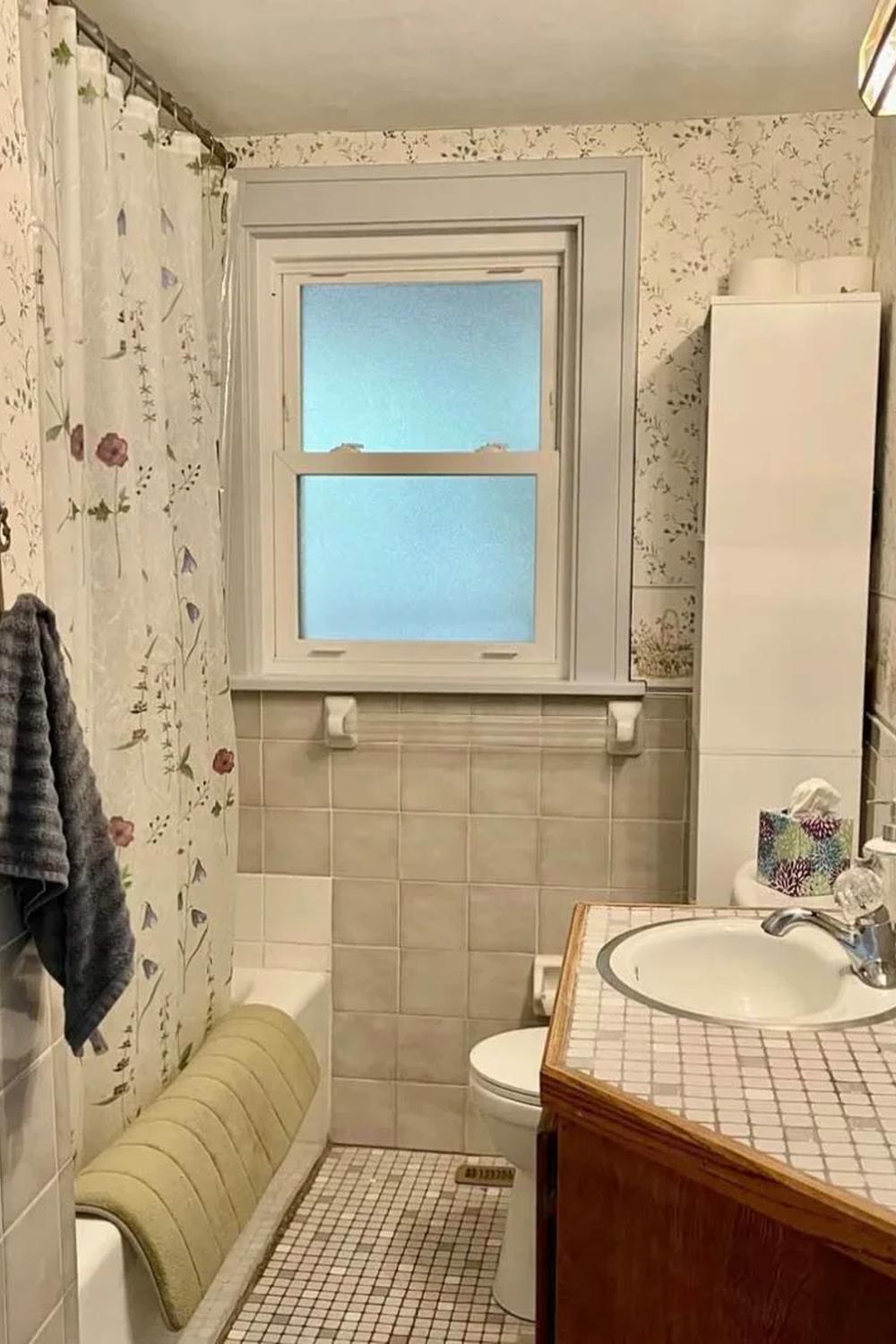 Un baño vintage con una decoración exquisita y autóctona
