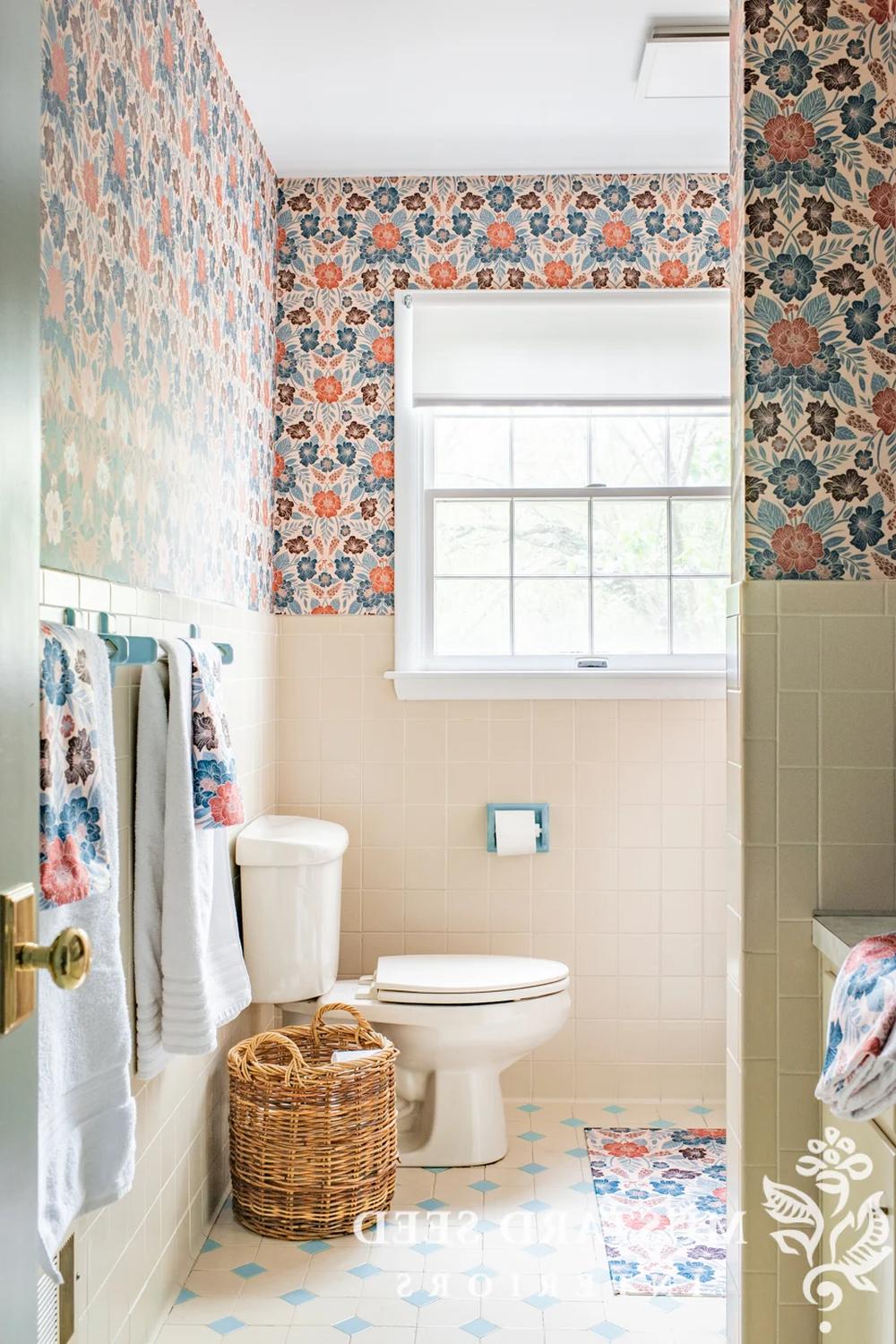 Un baño vibrante con toques de flores