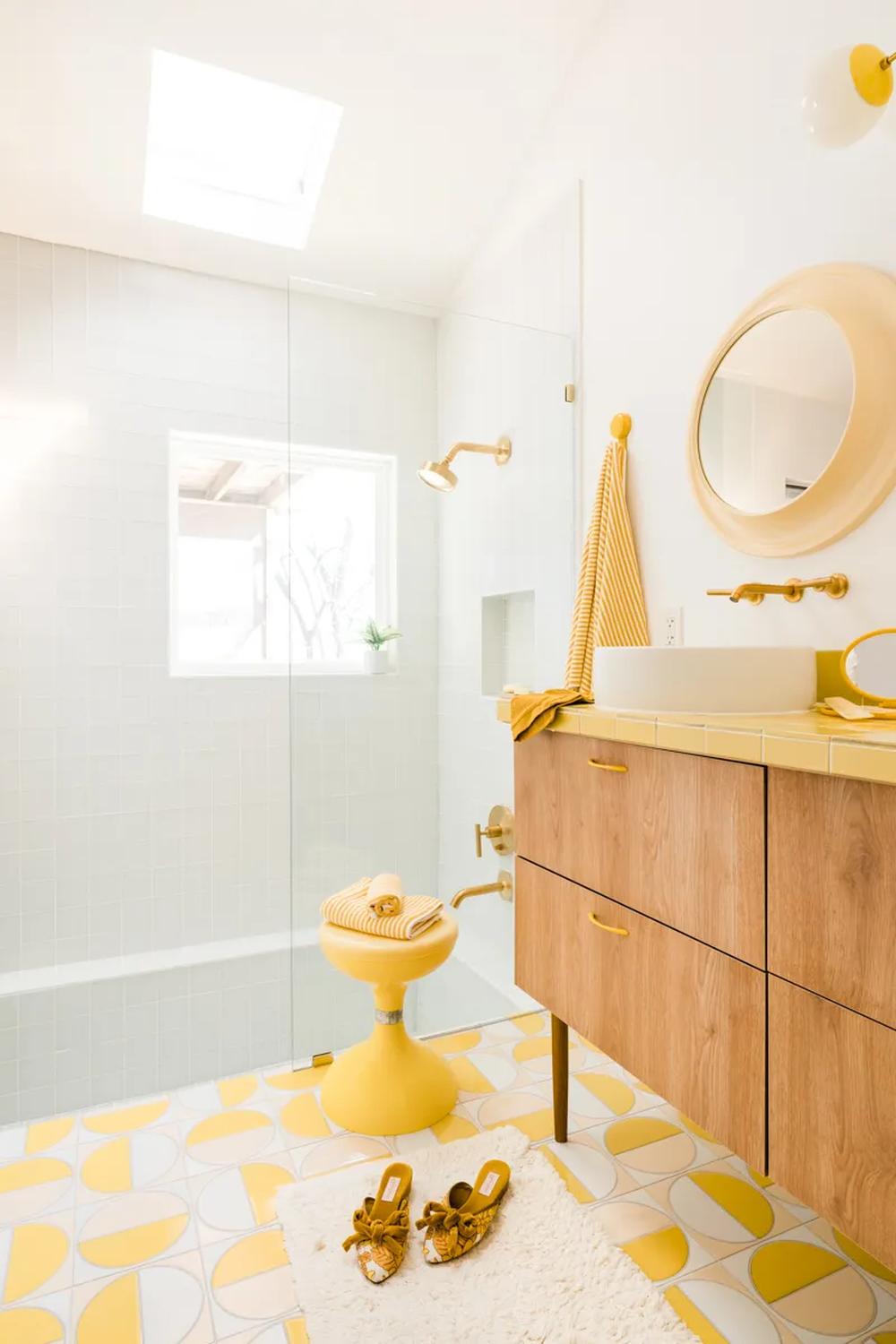 Un baño alegre en vibrantes colores de naranja