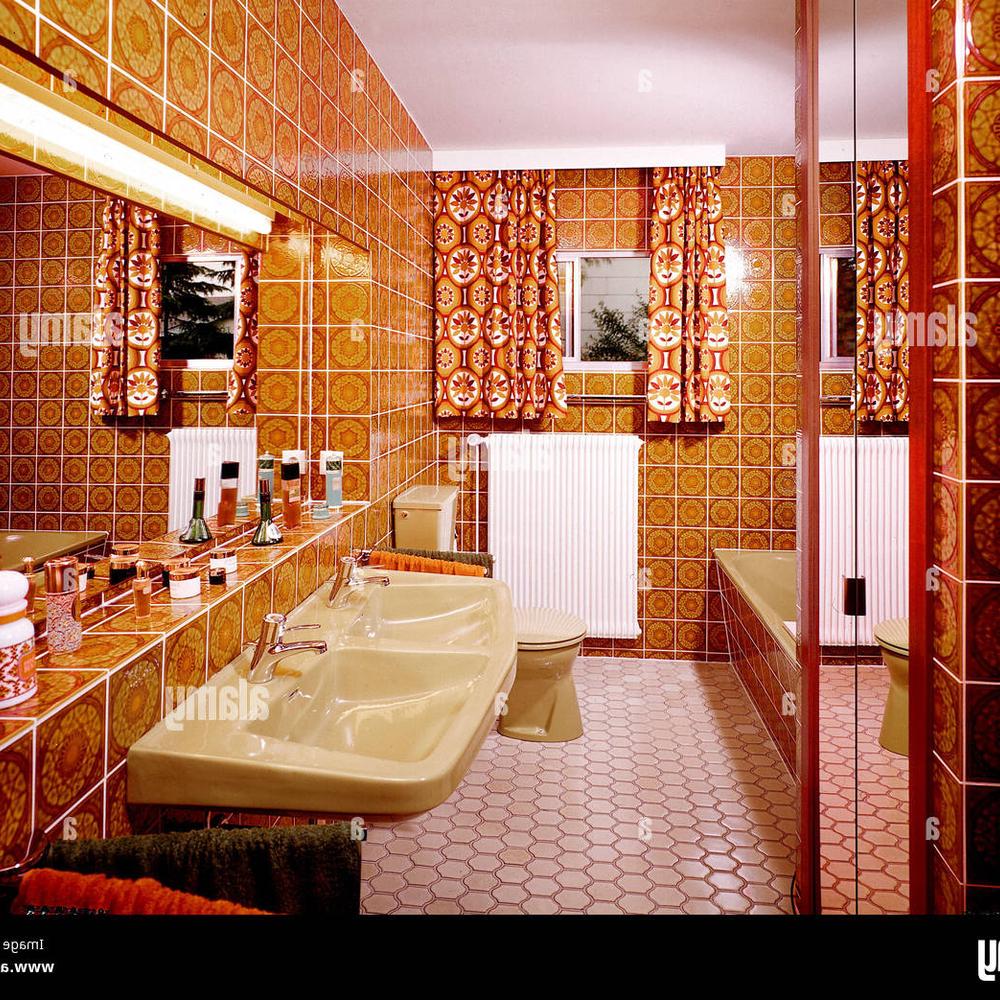 Un baño icónico en tonos cálidos y llamativos