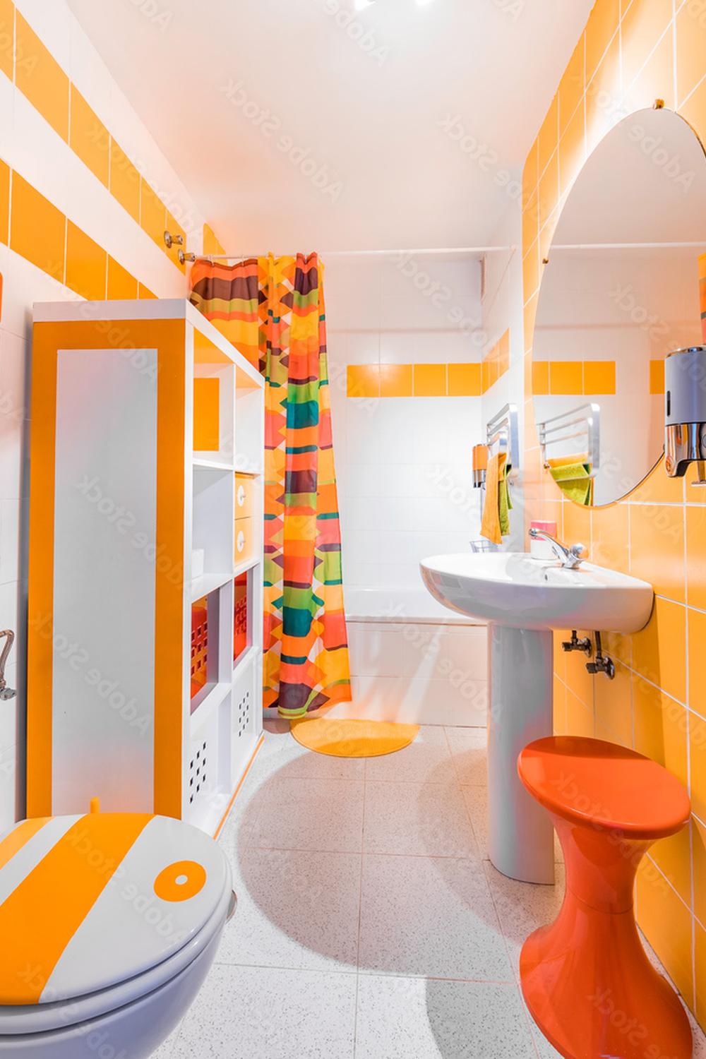 Baño alegre con una paleta de colores vibrantes