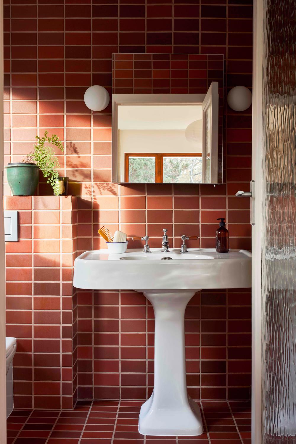 El cálido encanto del terracota en tu baño