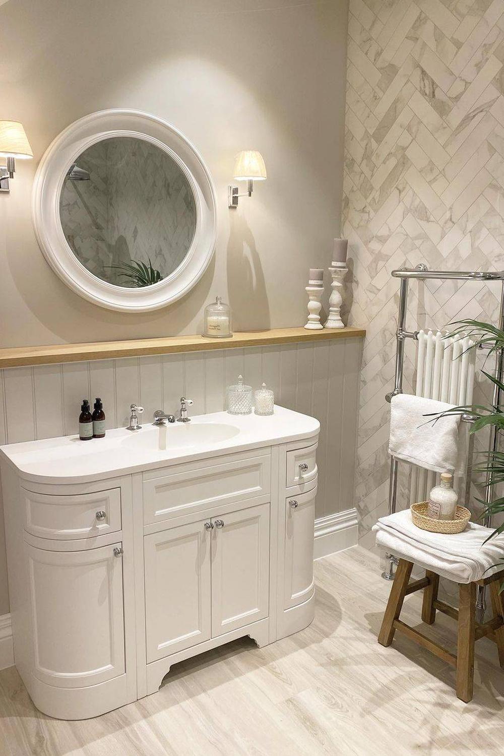 Baño contemporáneo con pared de azulejos en patrón en espiga.