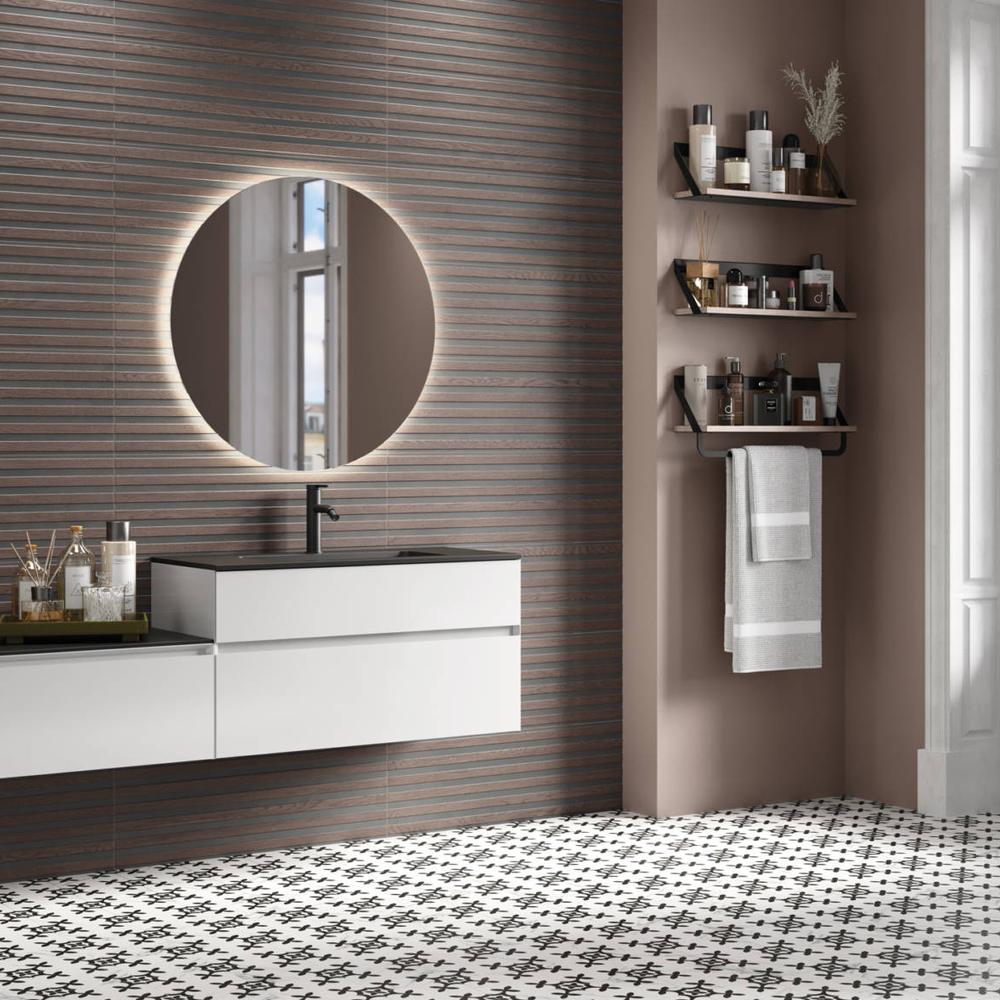 Baño moderno con azulejos en tonos marrones y detalles minimalistas.