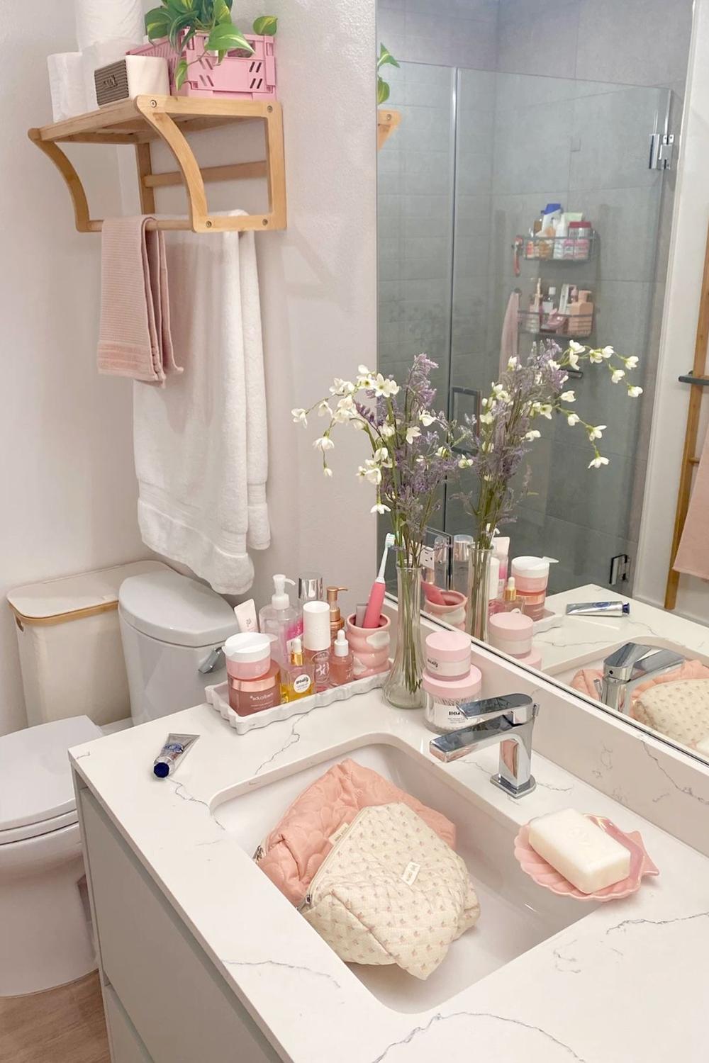 Baño limpio y organizado con un toque floral