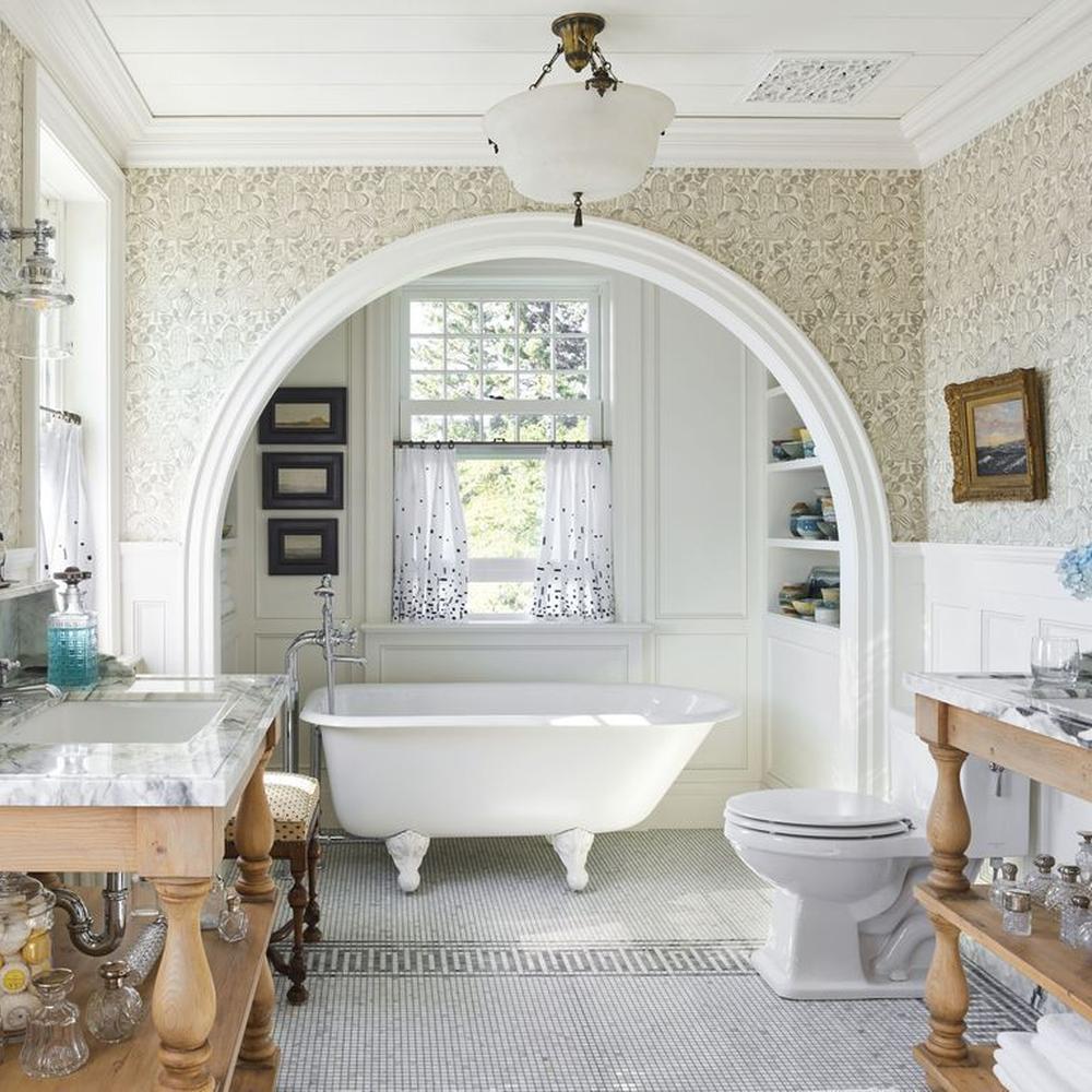 Baño elegante con un toque de arte