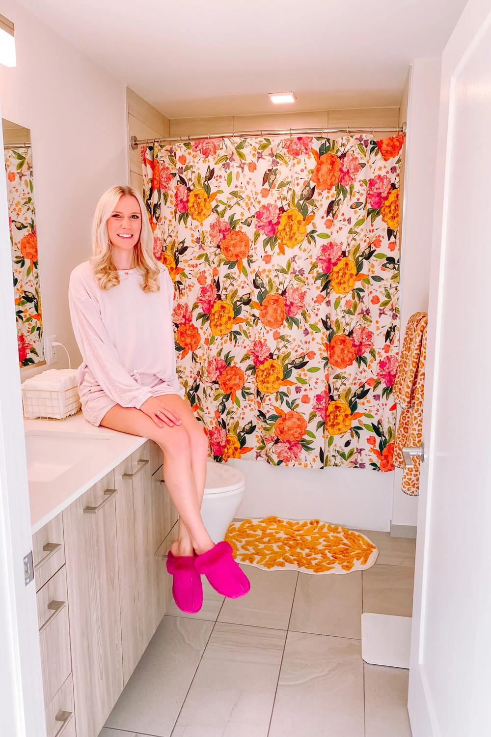 Un baño divertido y acogedor con un toque floral