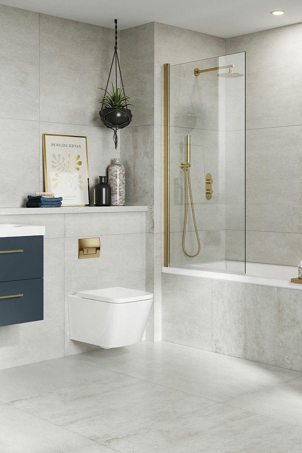 Baño moderno con azulejos gris claro y bañera