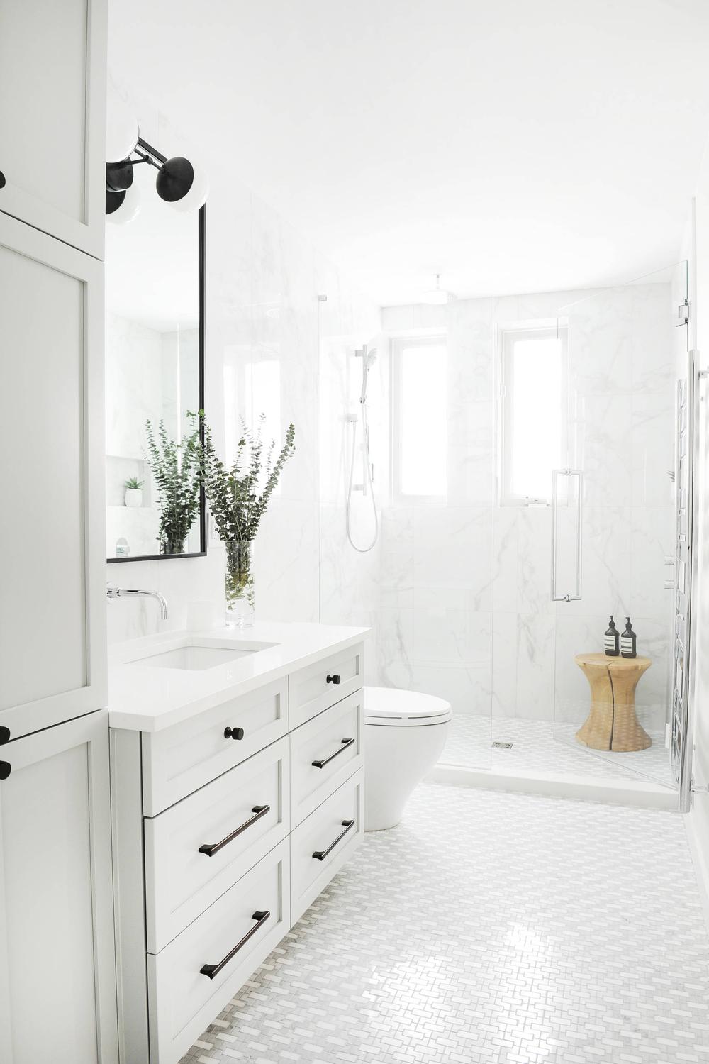 Baño blanco con elegancia contemporánea