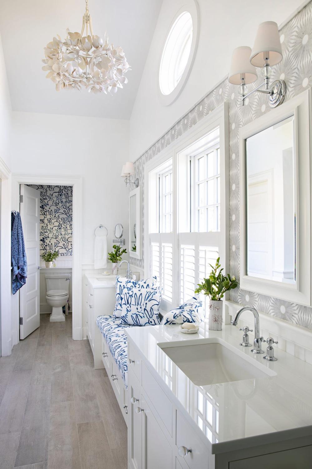 Baño aireado y funcional con lámpara tipo candelabro