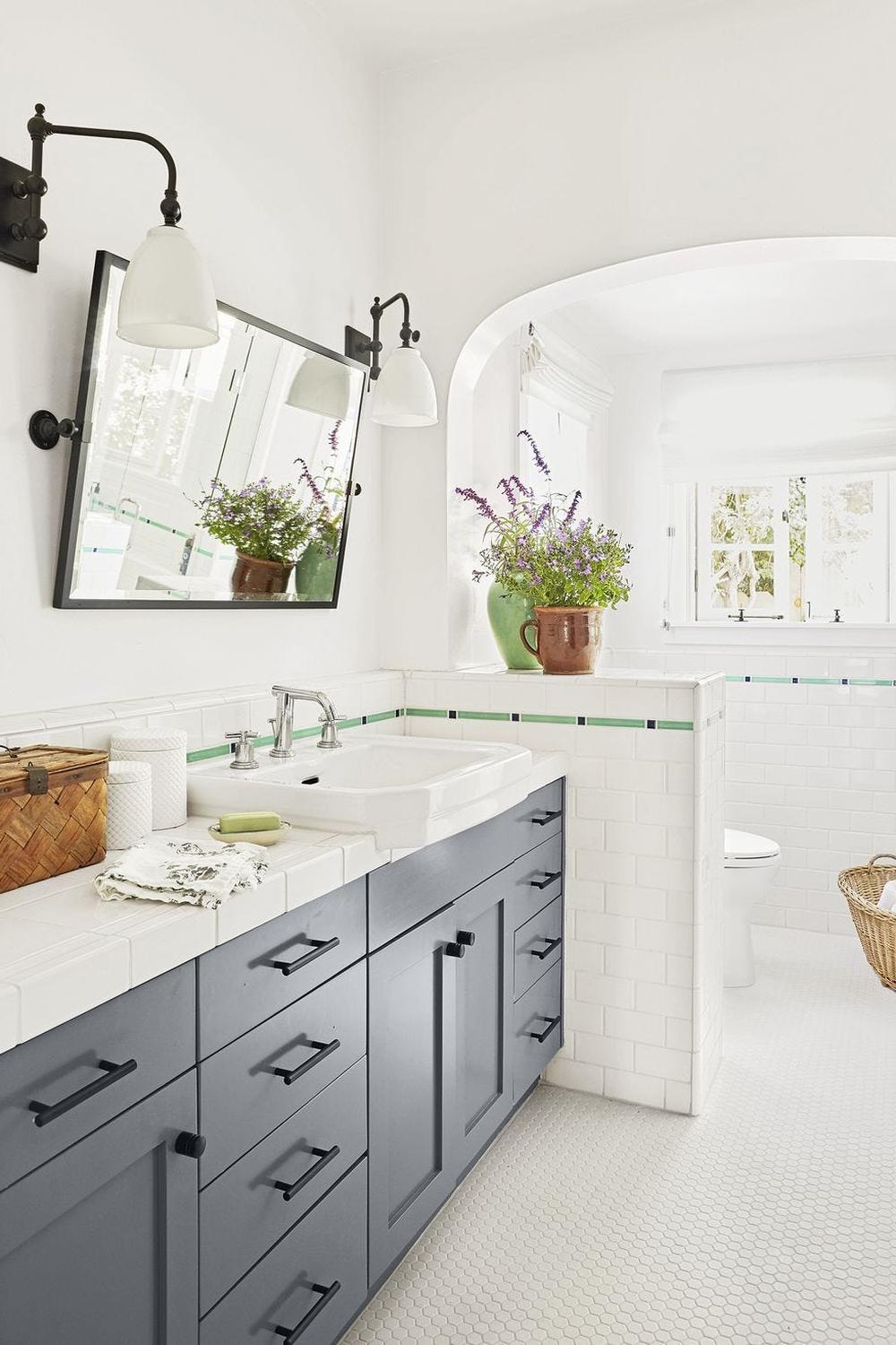 Baño con contrastes en blanco y gris