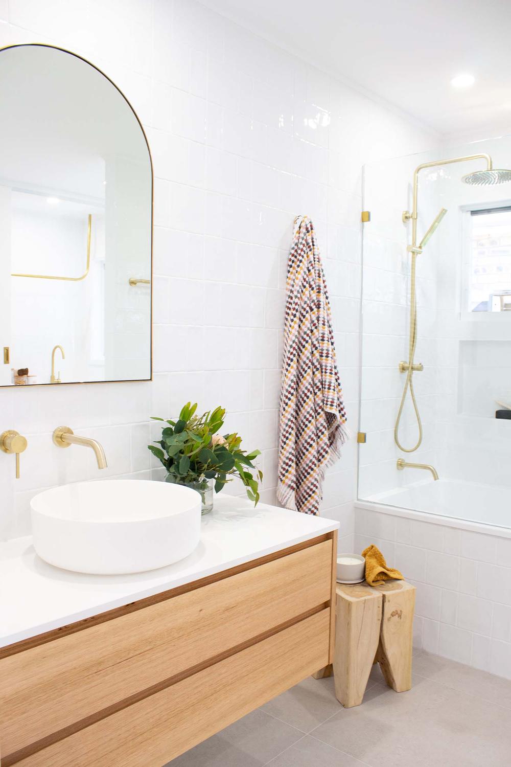 Baño funcional con toques de elegancia