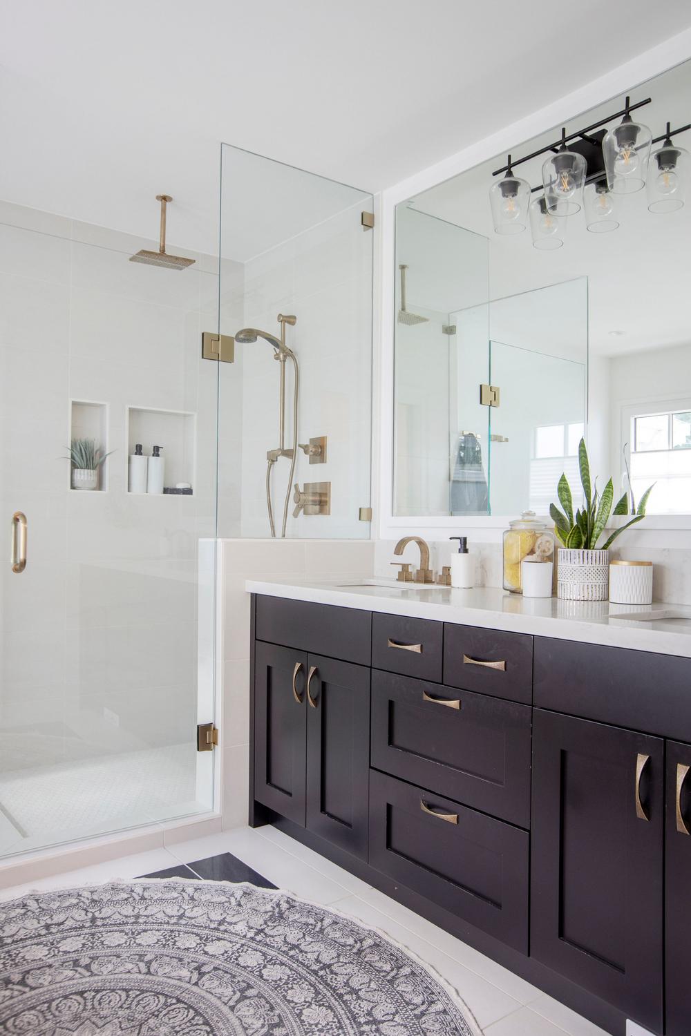 Sophisticated American farmhouse bathroom featuring a perfect blend of black and natural tones.