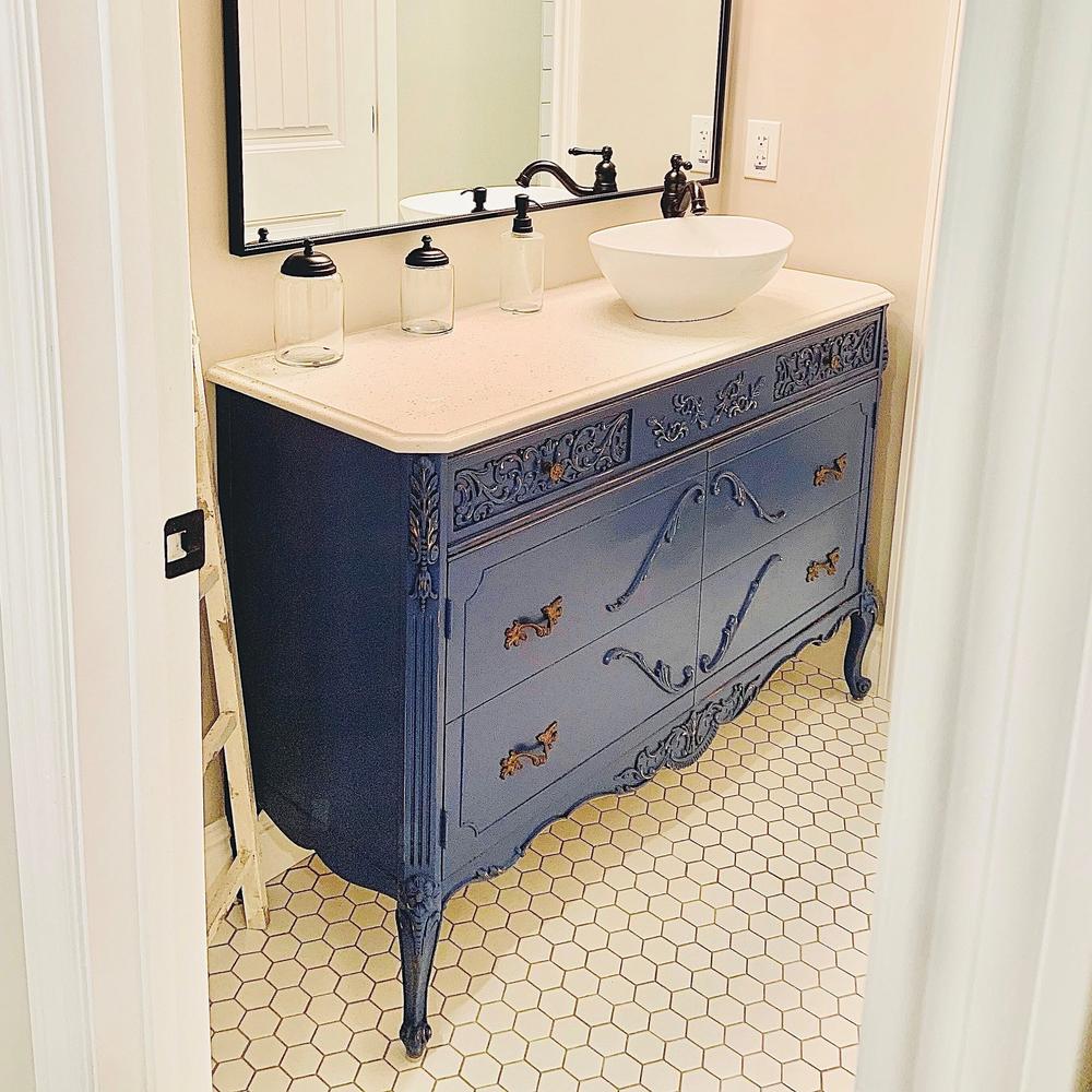 Antique bathroom vanity 5304 en azul profundo con lavabo moderno y detalles en bronce