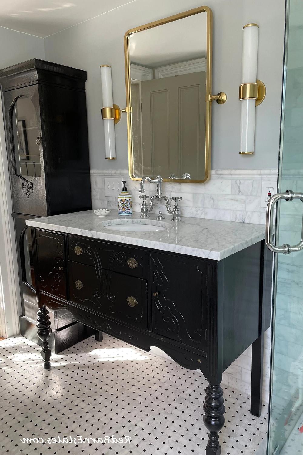 Antique bathroom vanity 5305 en negro con grifo vintage y detalles dorados