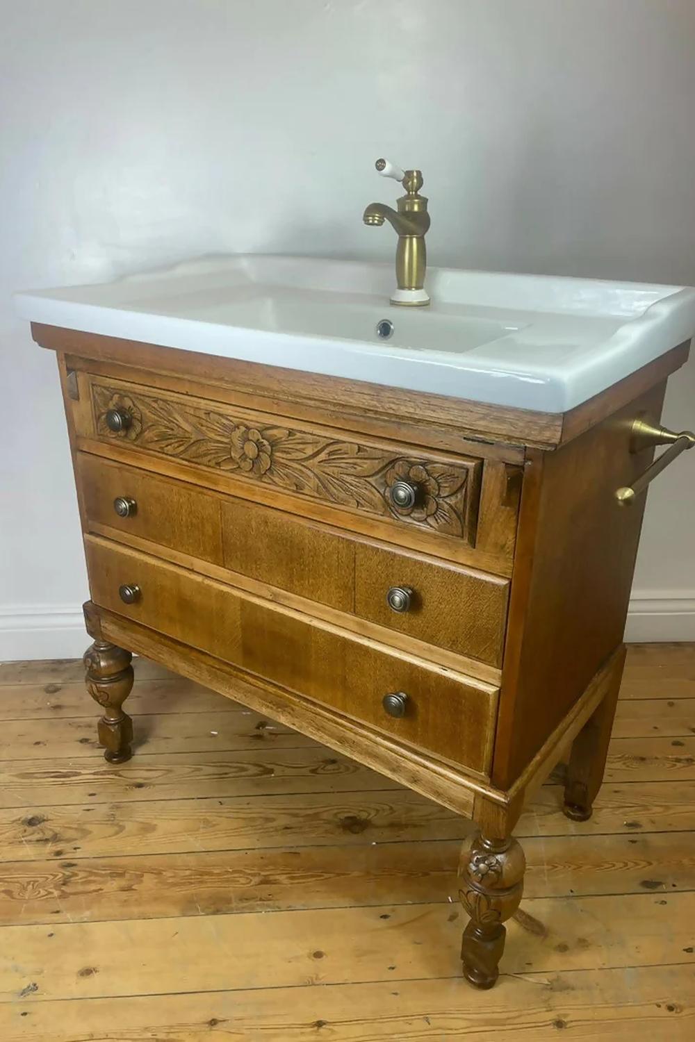 Antique bathroom vanity 5315 en madera clara con detalle en bronce
