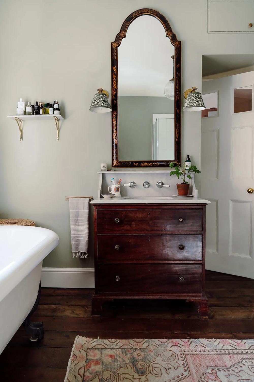 Antique bathroom vanity 5320 con detalles en mármol y hardware dorado