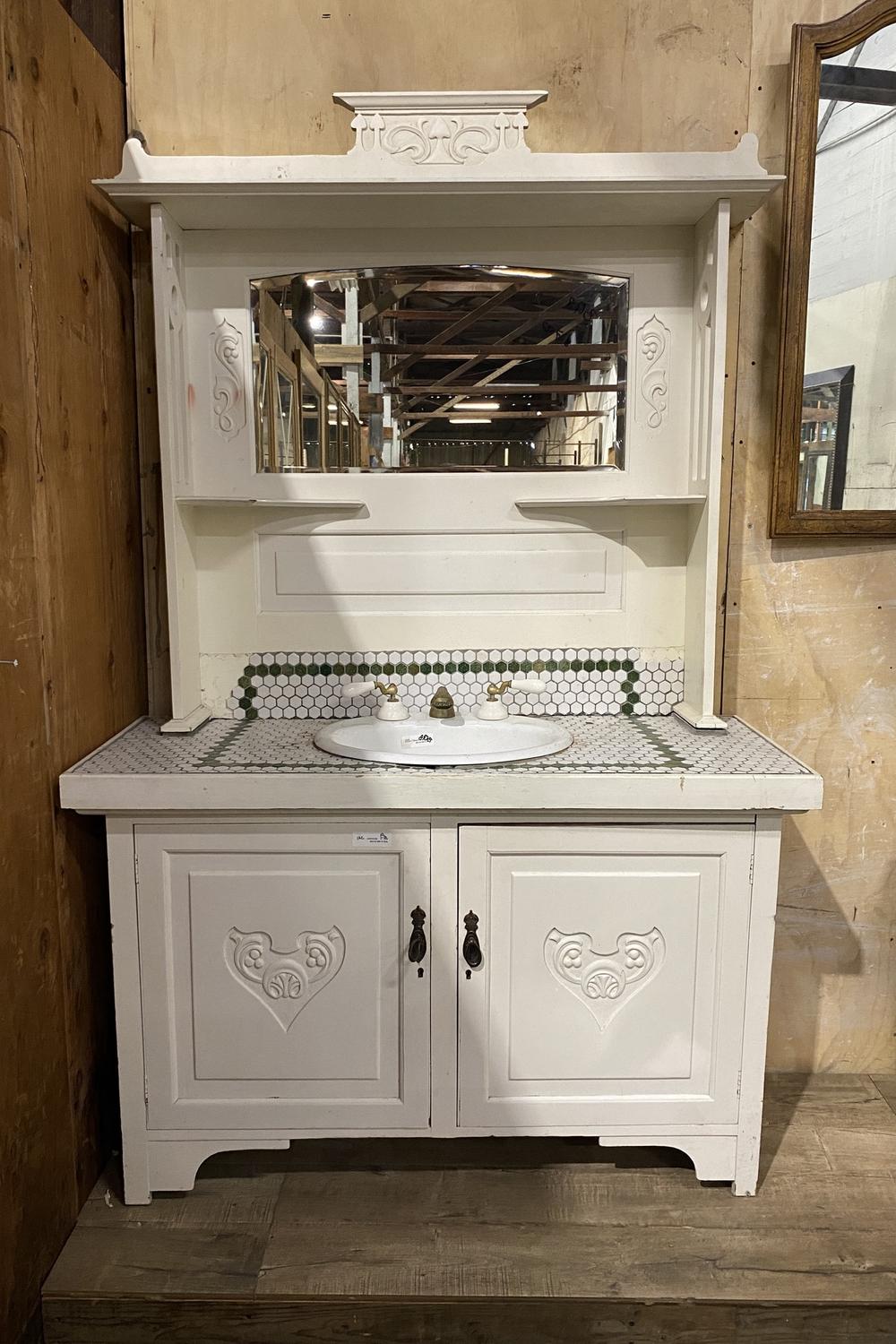 Antique bathroom vanity 5324 con azulejos decorativos y espejo arqueado