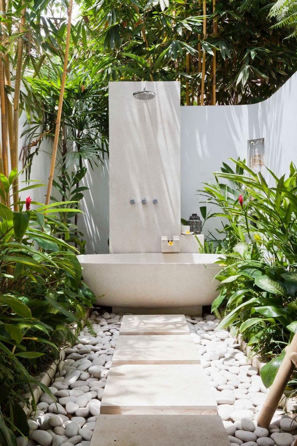 Ducha al aire libre con elementos naturales al estilo Bali