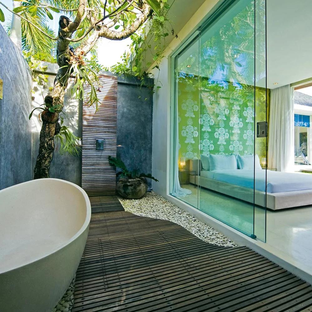 Baño de lujo con diseño interior/exterior y bañera exenta