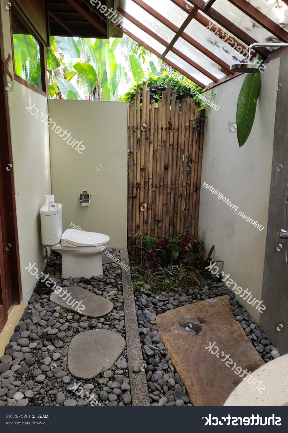 Baño al aire libre con paredes de bambú y ducha