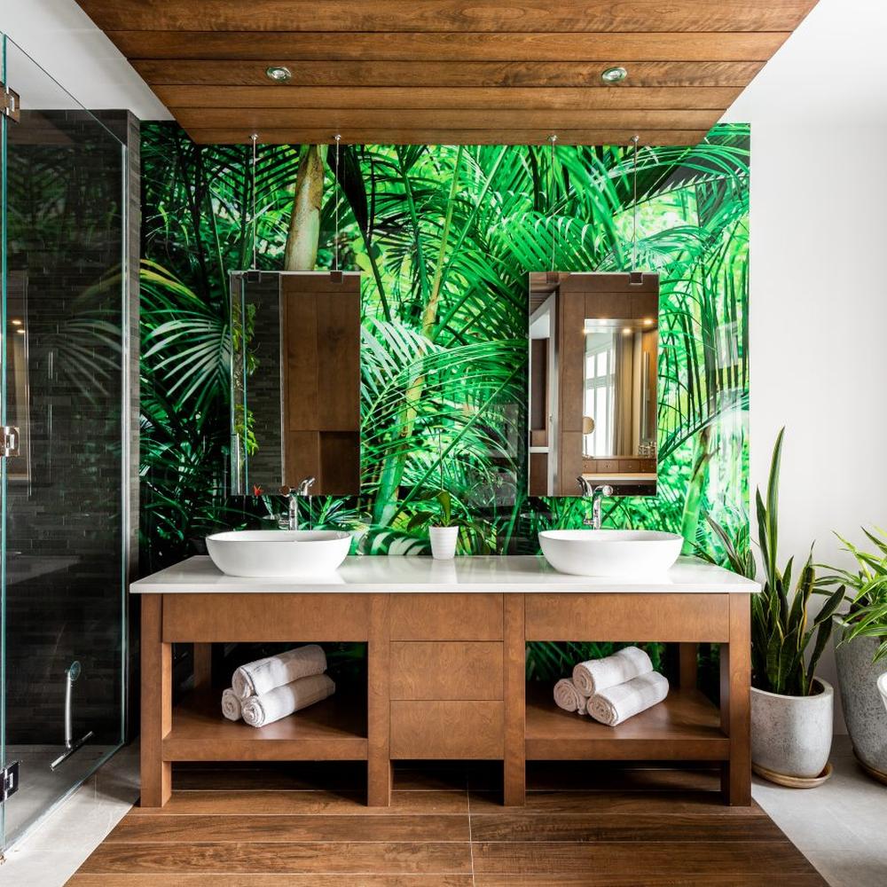 Baño tropical con mural vibrante de vegetación
