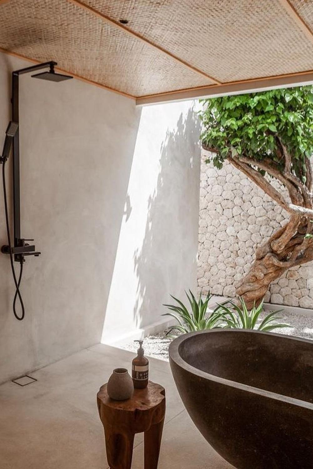 Baño sereno con acabados en piedra natural y madera