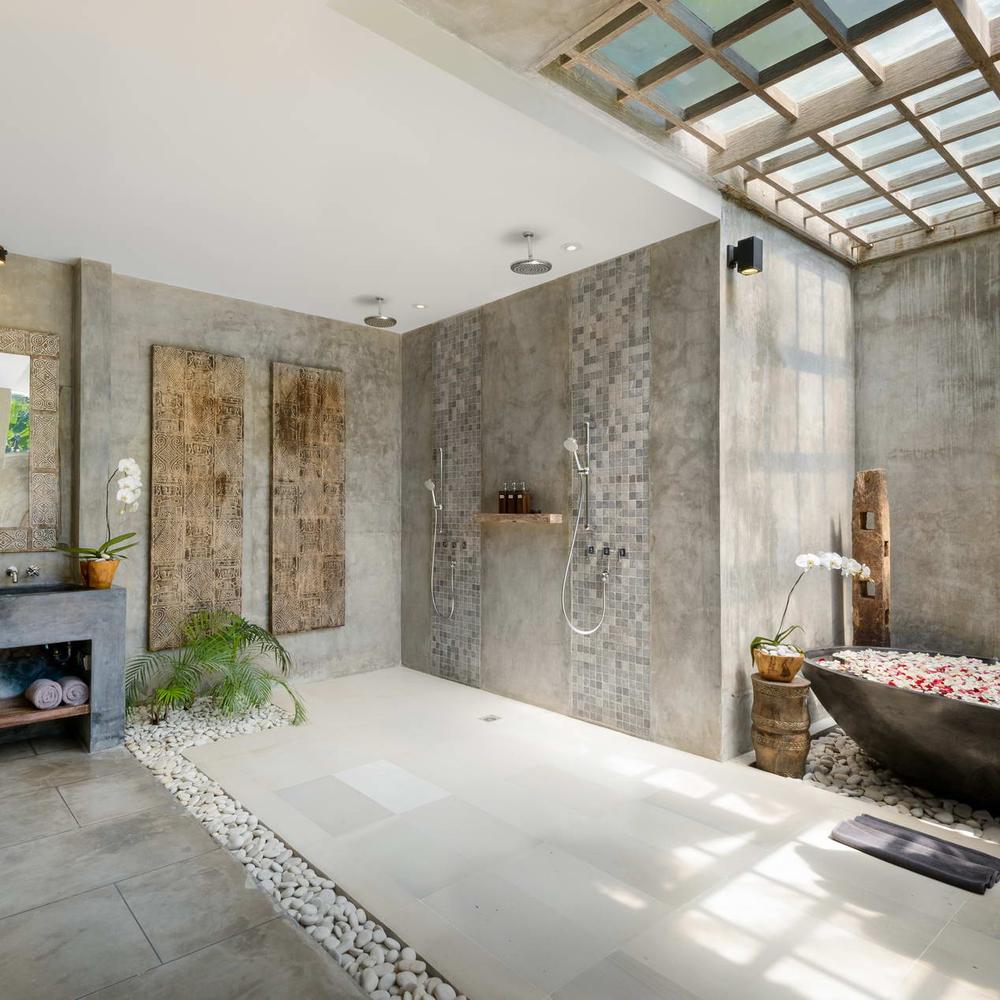 Baño moderno con enfoque en la naturaleza y bañera de piedra